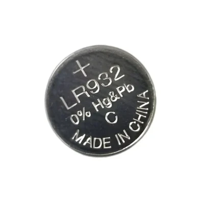 Pila LR932 tipo botón alcalina de 1.5V, ideal para relojes, calculadoras y pequeños dispositivos electrónicos.