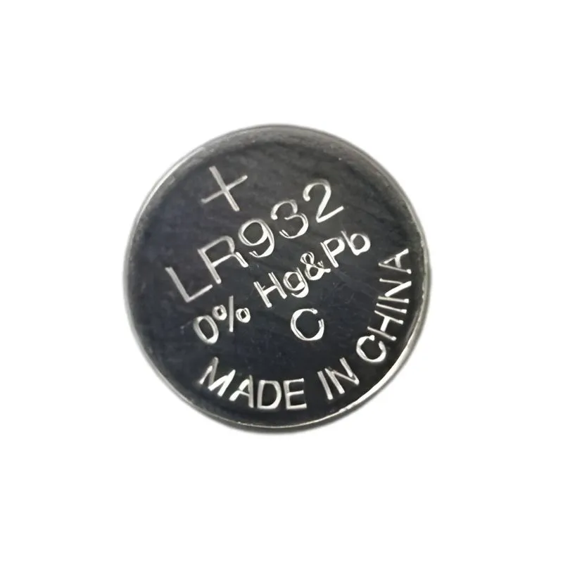 Pila LR932 tipo botón alcalina de 1.5V, ideal para relojes, calculadoras y pequeños dispositivos electrónicos.